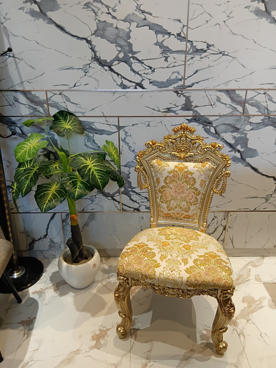 Classic Gold Carved Event Chair